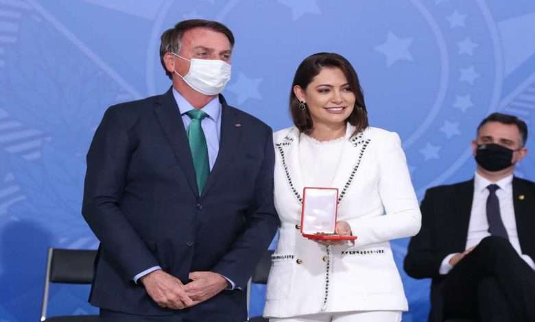 Bolsonaro Explica Que Medalha A Michelle Foi Por Ação Com Surdos