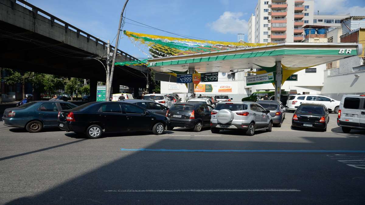 Bolsonaro Libera Postos A Vender Qualquer Marca De Combustível