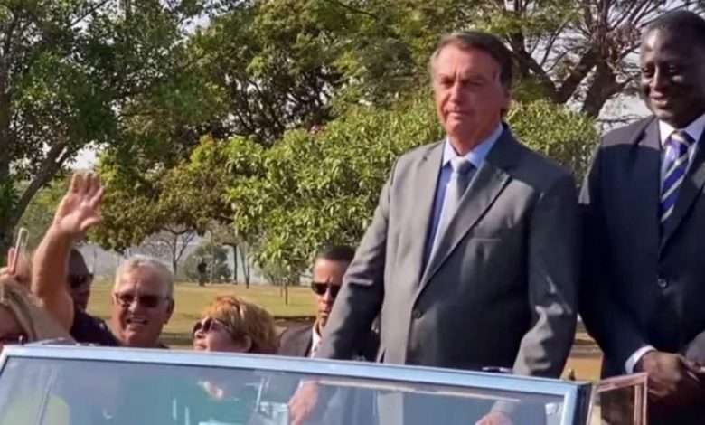 Bolsonaro Sobe Em Rolls Royce Presidencial E Convida Apoiadores Para Fotos Foto, Reprodução YouTube