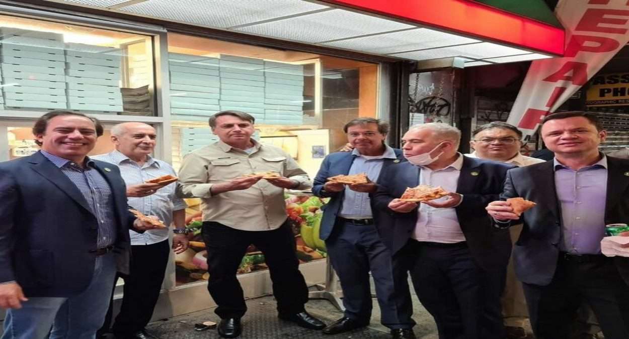 Presidente Jair Bolsonaro Comeu Pizza Em Calçada De Restaurante Foto, Reprodução,Instagram