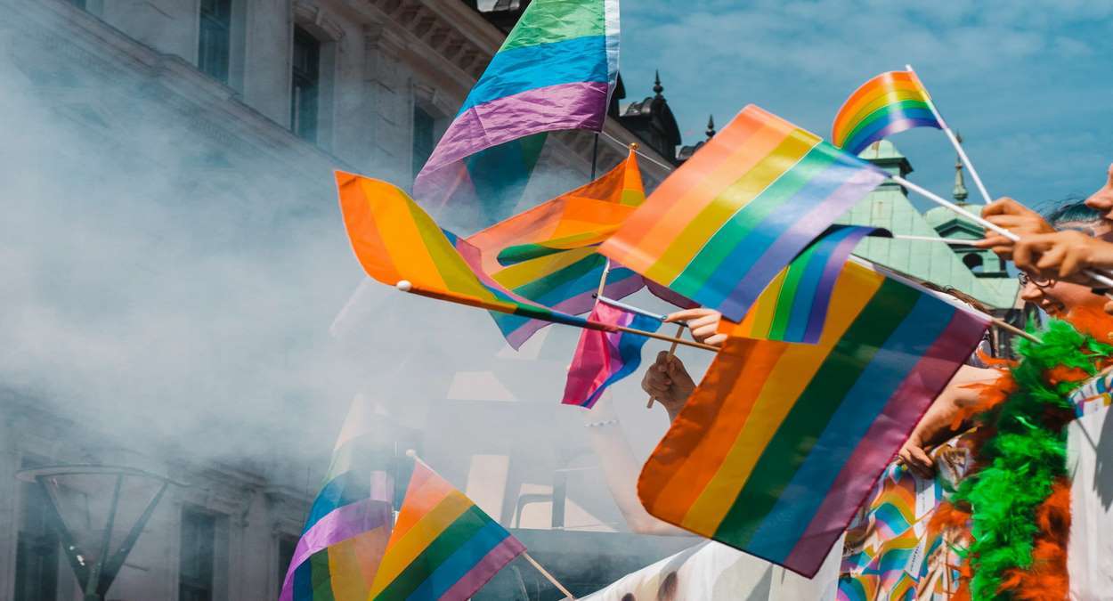 Bandeira LGBTQIA+ Foto,Unsplash,Teddy Osterblom