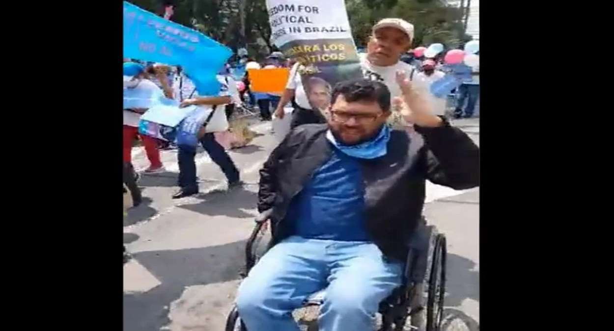 O Jornalista Oswaldo Eustáquio Participou De Manifestação Na Cidade Do México Neste Domingo,Foto,Reprodução,Twitter