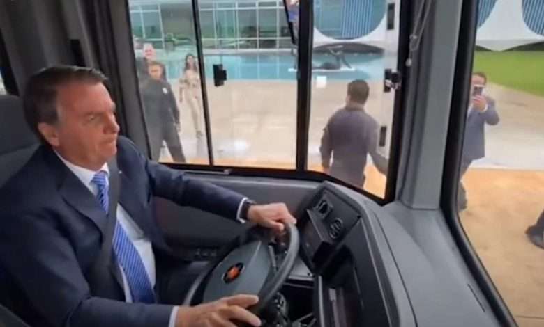 Bolsonaro Dirigindo ônibus Elétrico Foto,Reprodução,Youtube Poder 360