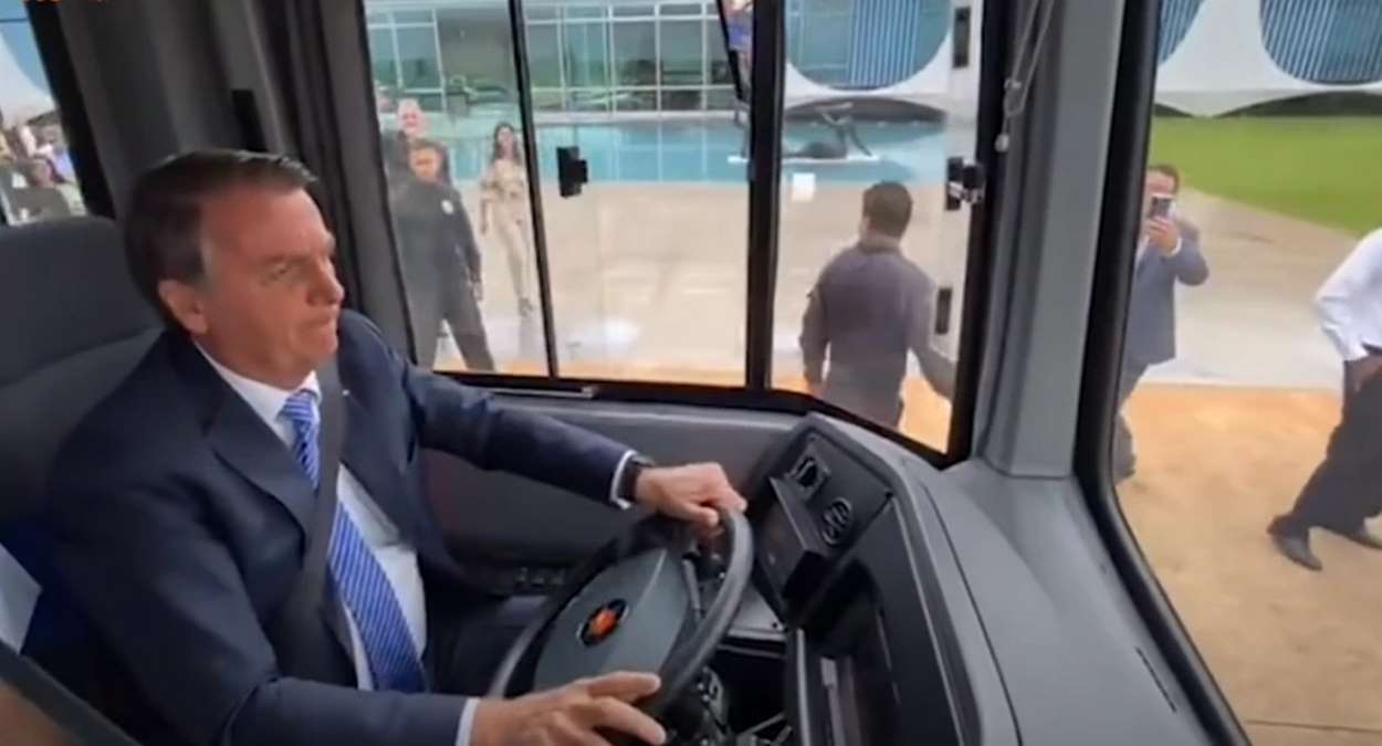 Bolsonaro Dirigindo ônibus Elétrico Foto,Reprodução,Youtube Poder 360