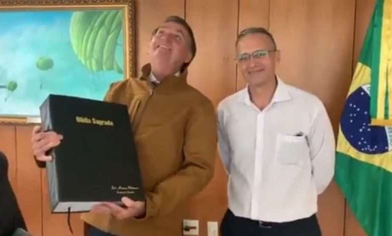 Presidente Jair Bolsonaro Com A Bíblia Escrita à Mão Que Recebeu Foto,Reprodução,Print De Vídeo Publicado Pelo Presidente Jair Bolsonaro