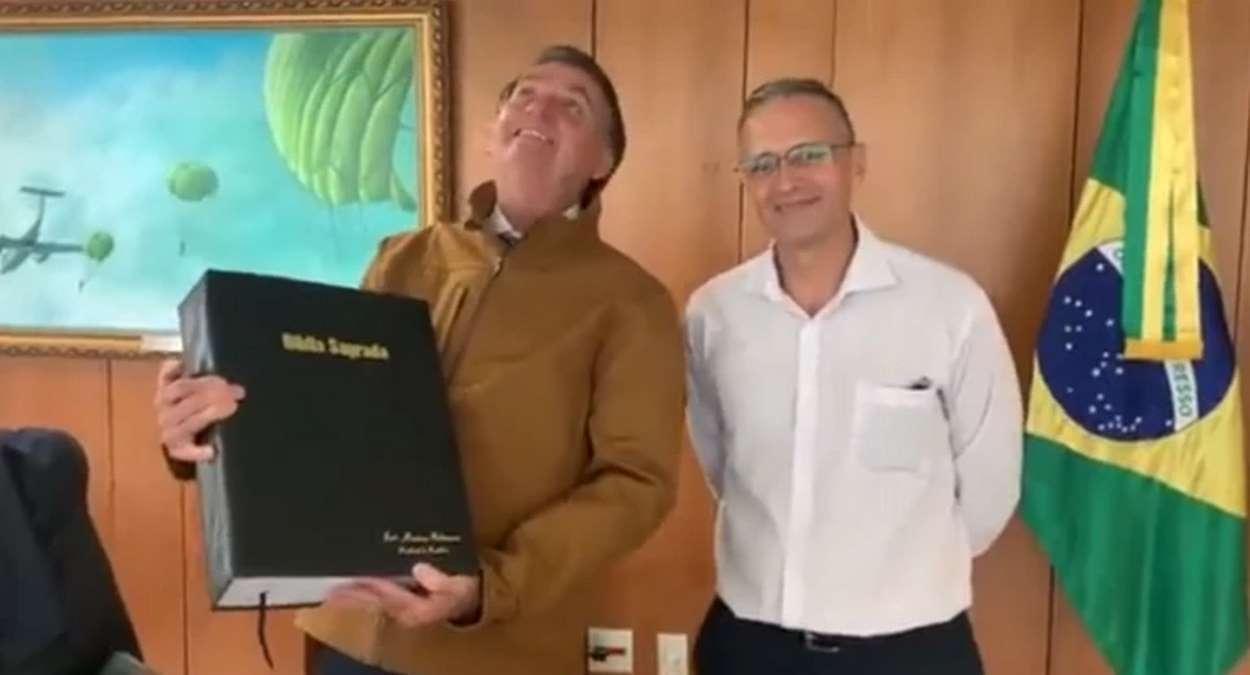 Presidente Jair Bolsonaro Com A Bíblia Escrita à Mão Que Recebeu Foto,Reprodução,Print De Vídeo Publicado Pelo Presidente Jair Bolsonaro