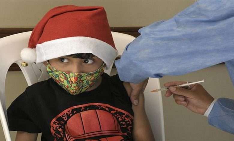 Criança Boliviana Recebendo Vacina Foto EFE Jorge Abrego