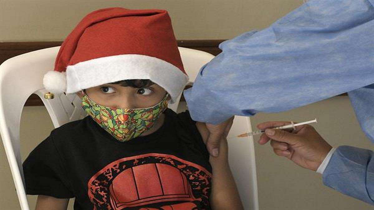 Criança Boliviana Recebendo Vacina Foto EFE Jorge Abrego