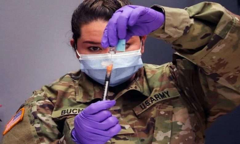 Militar Do Exército Dos Estados Unidos Prepara Dose De Vacina, Foto,Marcy Sanchez,U.S. Army