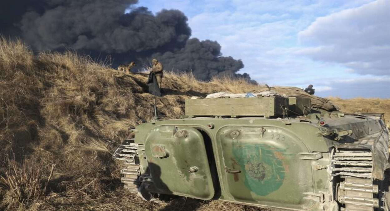 Militares Ucranianos Descansam Próximo A Um Depósito De Petróleo Após Um Míssil Russo Atacar Perto De Kiev , Foto, EFE,EPA,ALISA YAKUBOVYCH