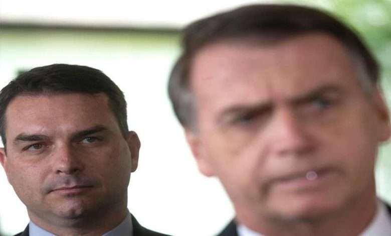 Presidente Jair Bolsonaro Ao Lado Do Filho, O Senador Flávio Bolsonaro Foto,EFE,Joédson Alves