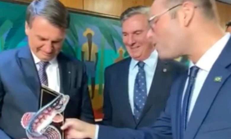 Presidente Jair Bolsonaro Recebeu Troféu De “maior Pescador De Traíras Do Brasil” Foto, Reprodução,Print De Vídeo Publicado Nas Redes Sociais
