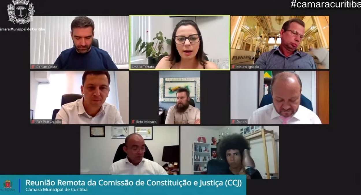 Vereador Do PT Aparece Secando O Cabelo Durante Sessão Da Câmara Foto,Reprodução,YouTube Câmara Municipal De Curitiba