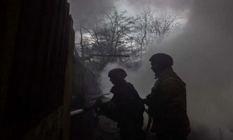 Bombeiros Extinguem Incêndio Após Bombardeio Na Ucrânia Foto EFE EPA ROMAN PILIPEY