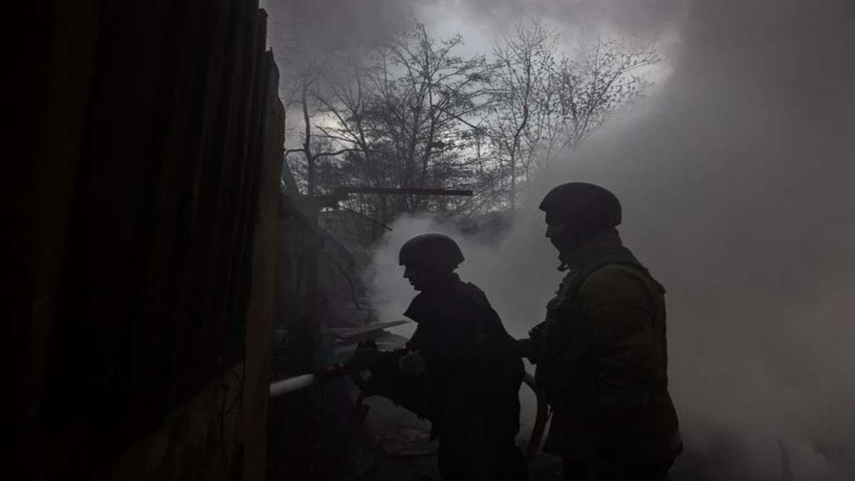 Bombeiros Extinguem Incêndio Após Bombardeio Na Ucrânia Foto EFE EPA ROMAN PILIPEY