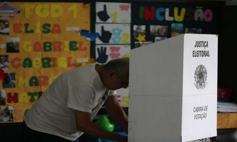 Homem Vota Durante Eleições De 2018 Foto,EFE,Marcelo Sayao