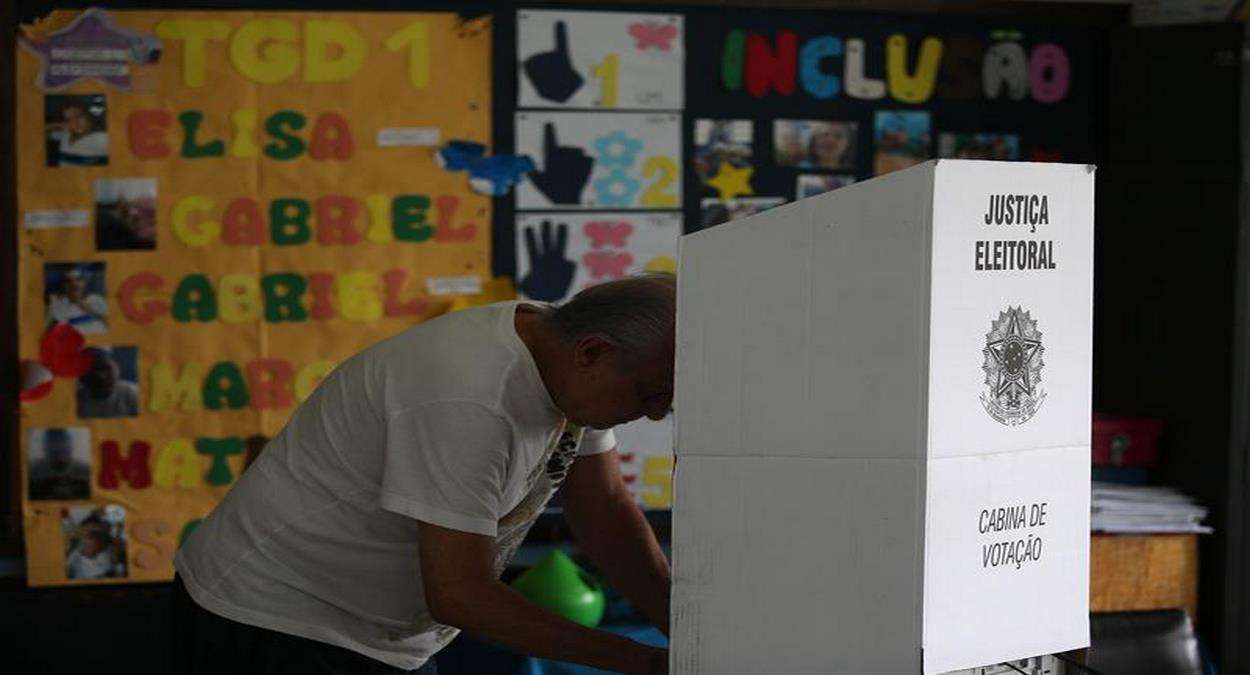 Homem Vota Durante Eleições De 2018 Foto,EFE,Marcelo Sayao