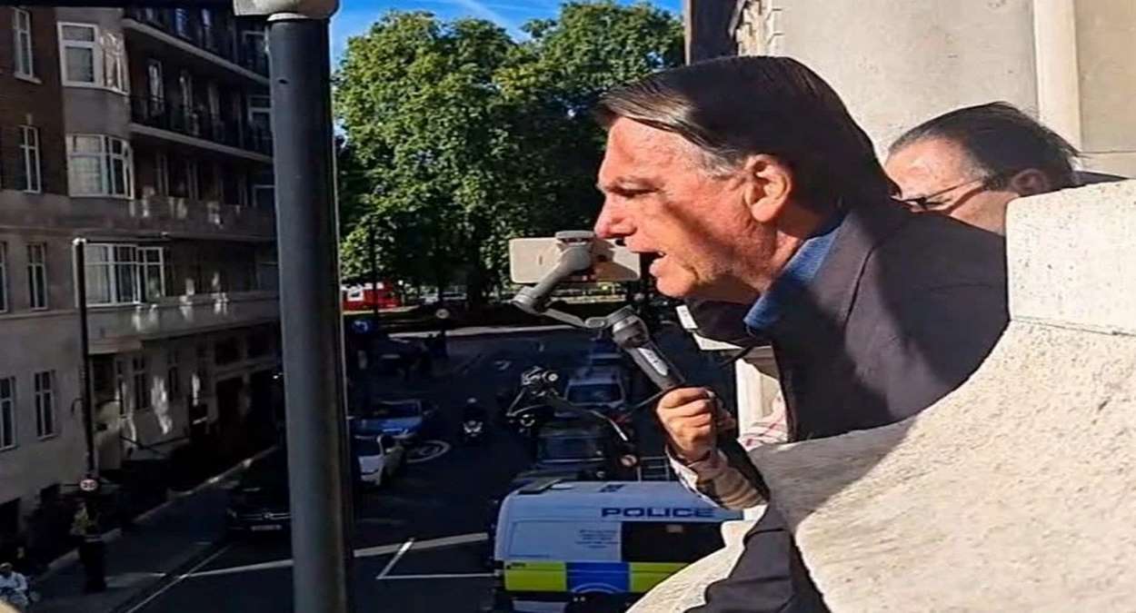 Presidente Jair Bolsonaro Fala A Apoiadores Na Embaixada Do Brasil Em Londres , Foto, Reprodução