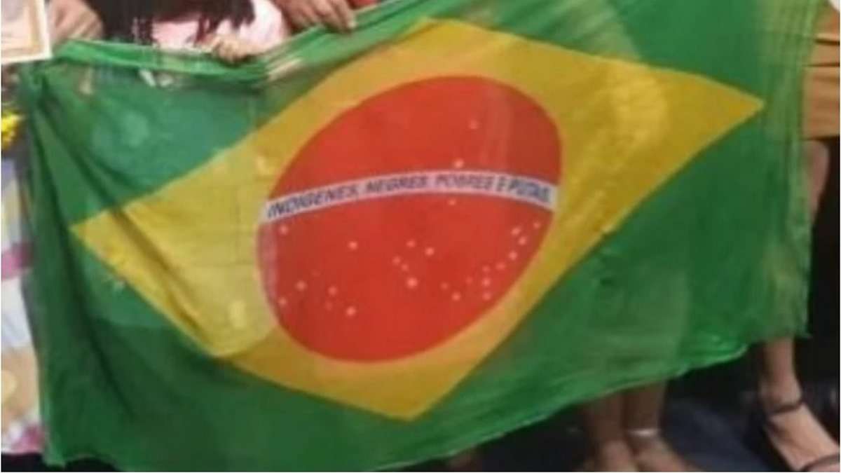 A Bandeira Estilizada Do Brasil, Promovida Por Um Grupo De Esquerda Na Alerj