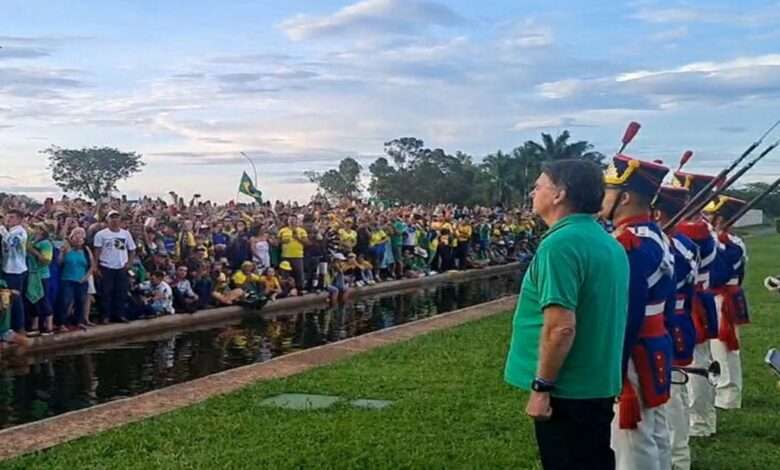 O Presidente Jair Bolsonaro Recebendo Apoiadores Na Frente Do Palácio Da Alvorada