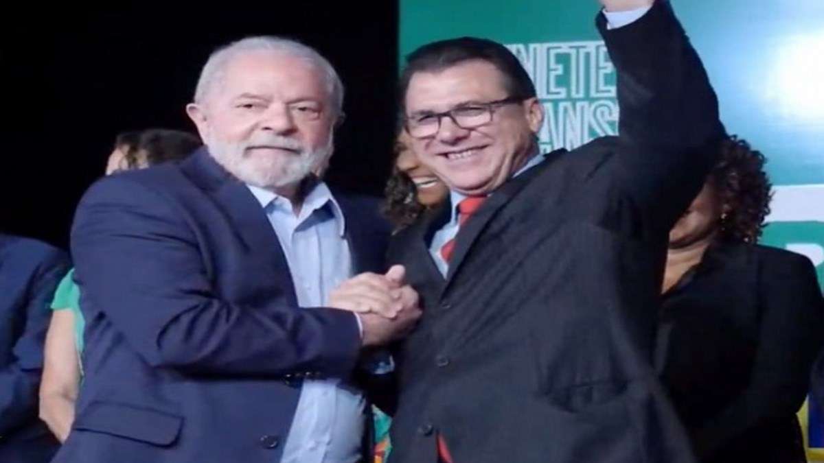 O Presidente Lula, Ao Lado Do Ministro Do Trabalho, Luiz Marinho