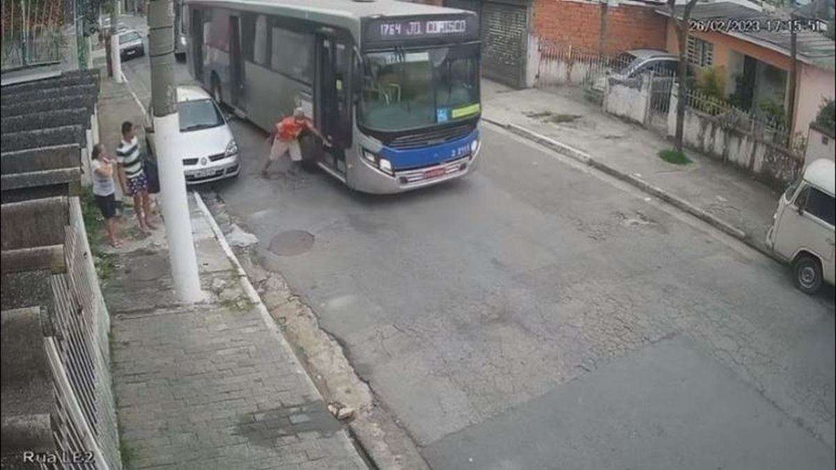 Momento Em Que O ônibus Arranca E Derruba Dalcy Em Rua Da Zona Norte De São Paulo