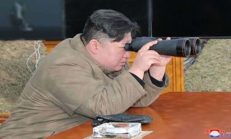 Filha De Kim Jong Un, Kim Ju Ae (à Esq.), é Vista Vestindo O Que Parece Ser Uma Jaqueta Dior Infantil Com Capuz.