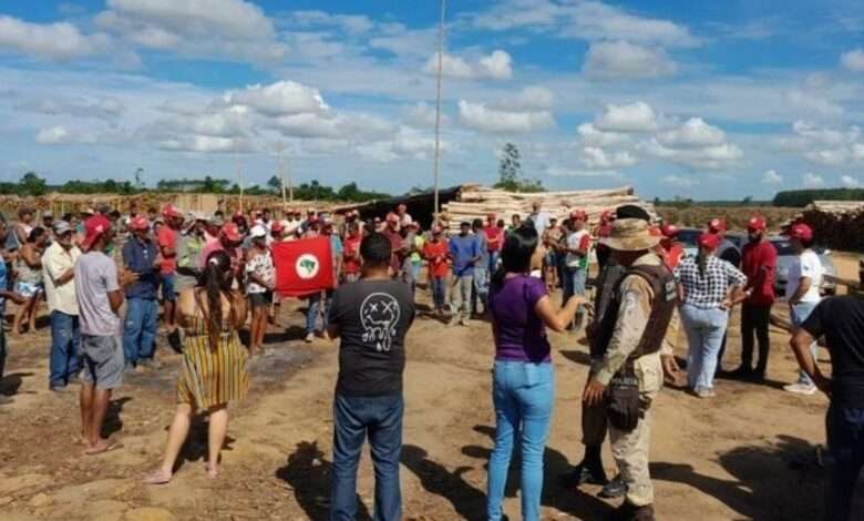 Integrantes Do MST Durante Reintegração De Posse De Fazenda Da Suzano Invadida Na Bahia