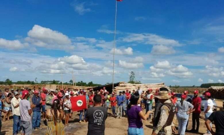 Integrantes Do MST Durante Reintegração De Posse Em Fazenda Da Suzano Invadida Na Bahia