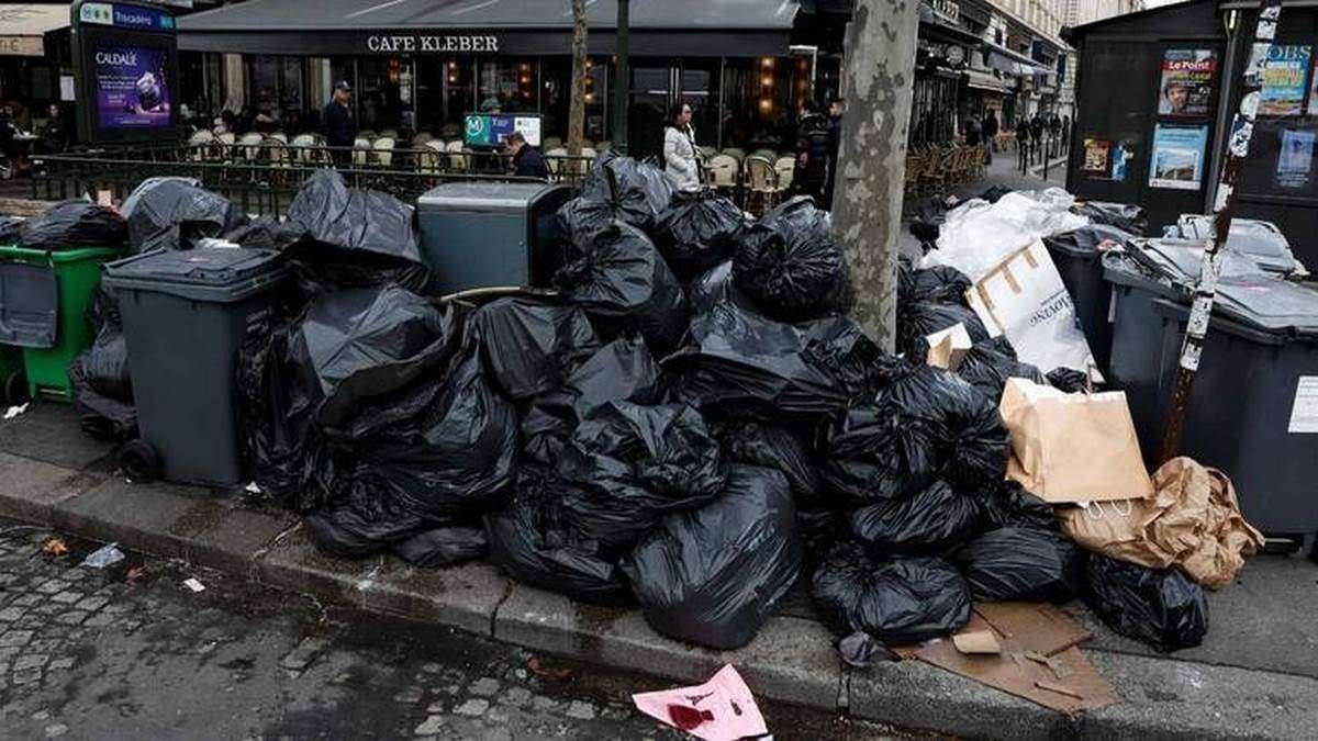 Lixo Em Paris Vem Se Acumulando Há Dias Devido à Grave Dos Garis
