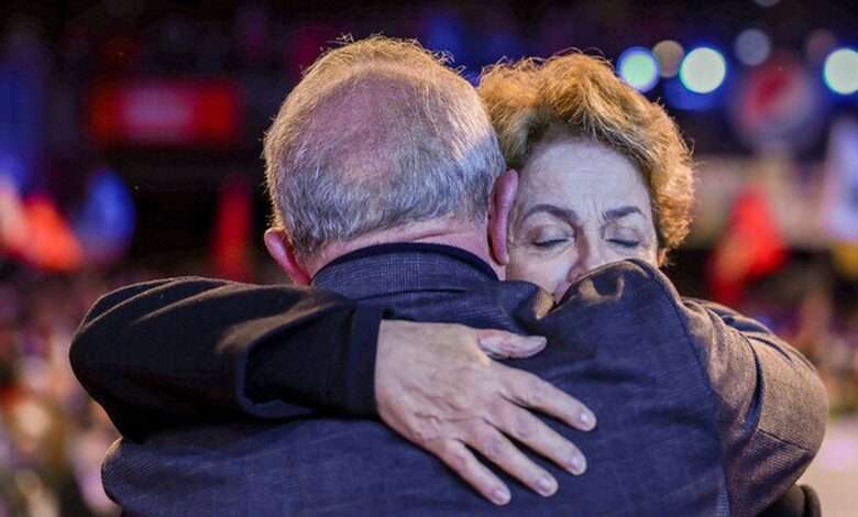 Lula Abraça Dilma Em Ato Pela Soberania Do Brasil, Em Porto Alegre