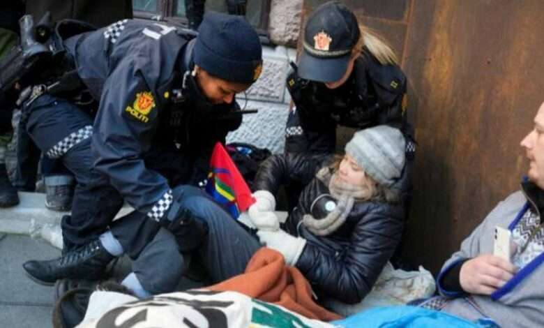 Policiais Removem Greta A Força De Protesto Na Noruega