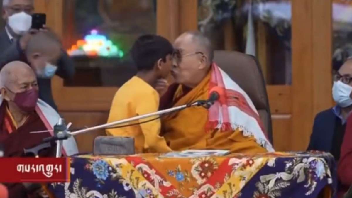 Dalai Lama Beija Uma Criança Na Boca E Pede à Ela Para Chupar A Sua Língua