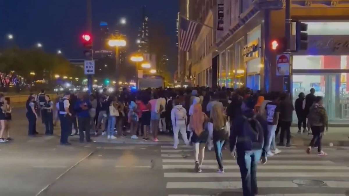 Jovens Marcam Encontro Pelas Redes Sociais Em Pontos Turísticos De Chicago