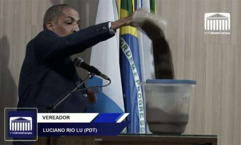 Vereador Luciano Rio Lu (PDT) Faz Discurso Com Um Balde De Esgoto Ao Lado No Plenário Da Câmara De Campos Dos Goytacazes