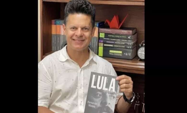 O Advogado Ariovaldo Moreira, Que Defende O Hacker Walter Delgatti, Segurando O Livro Da Biografia Do Presidente Lula Em 2021