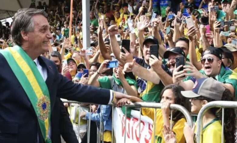 O Presidente Jair Bolsonaro Cumprimenta Apoiadores Durante O Desfile De 7 De Setembro, Em Brasília