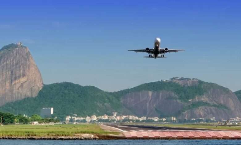Avião Decola Do Aeroporto Santos Dumont, No Rio De Janeiro