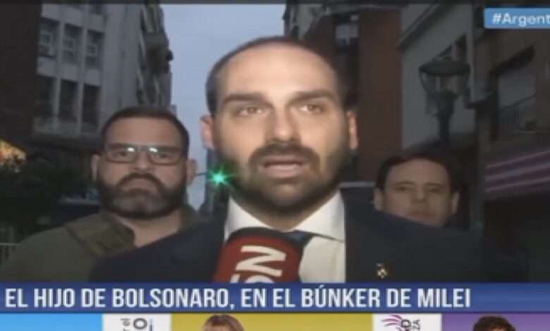 Deputado Eduardo Bolsonaro É Cortado De Entrevista Ao Defender Liberação De Armas Em Canal De TV Argentino.