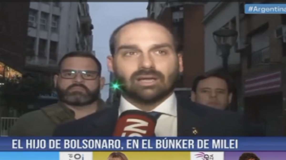 Deputado Eduardo Bolsonaro É Cortado De Entrevista Ao Defender Liberação De Armas Em Canal De TV Argentino.