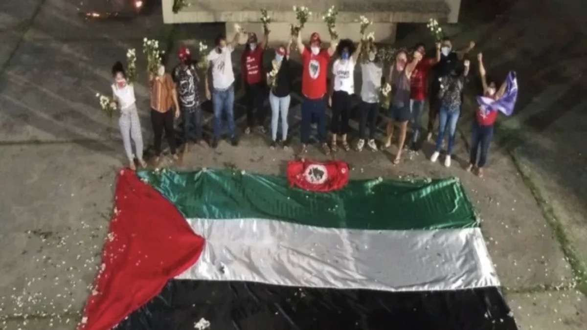 Na Imagem, Integrantes Do MST Posam Próximos À Bandeira Da Palestina
