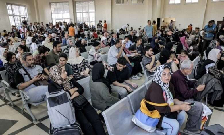 Estrangeiros Aguardam Autorização Para Cruzarem Fronteira De Gaza Com O Egito Na Passagem De Rafah