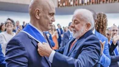 O Ministro Alexandre De Moraes (esq) Recebe A Ordem De Rio Branco Das Mãos Do Presidente Lula, Durante Evento No Itamaraty