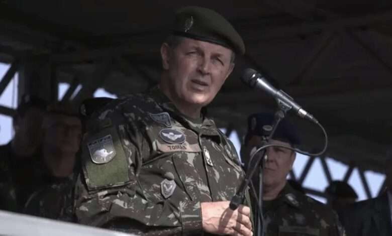 O Então Comandante Militar Do Sudeste, General Tomás Paiva