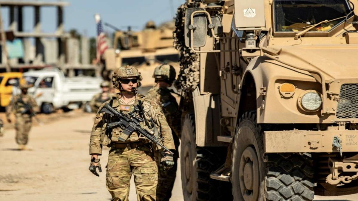 Um Soldado Americano Ao Lado De Um Veículo Blindado Militar Dos EUA