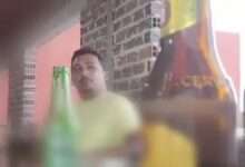 As Imagens Mostram O Vereador Aparentemente Em Um Bar, Consumindo Bebidas Alcoólicas